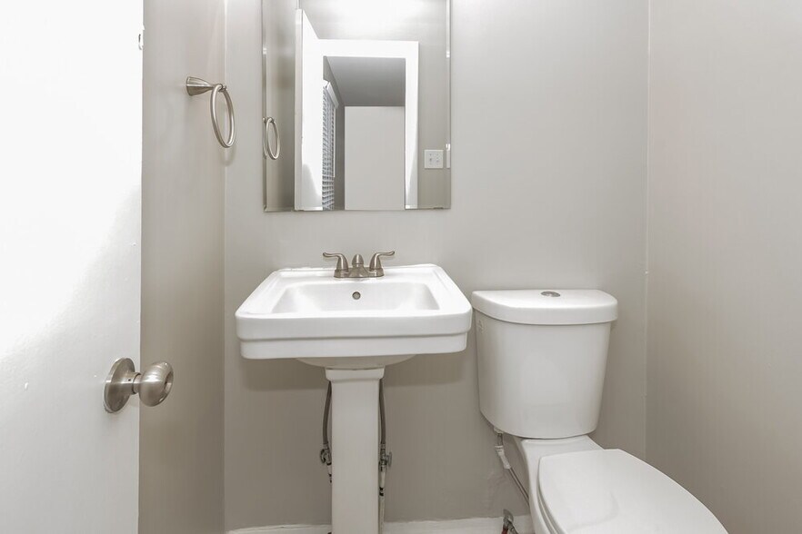 Building Photo - 624 Dobson Dr