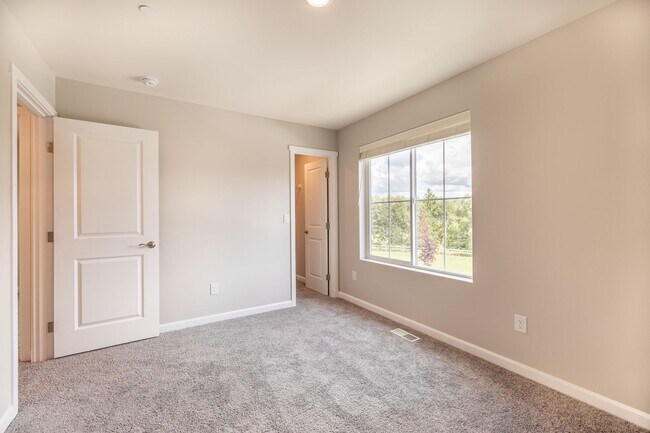 Building Photo - Newer 4 bdrm plus Flex Room Home In Town