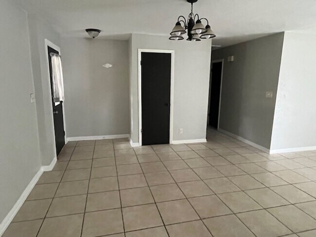 Building Photo - 3/2 single-family home in NE Ocala