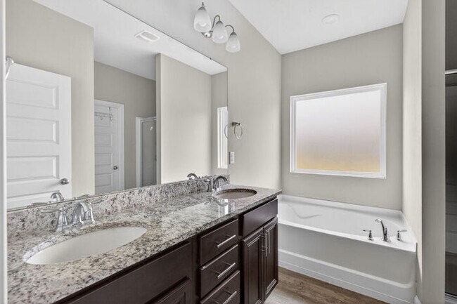 Building Photo - 15610 Ridge Ct