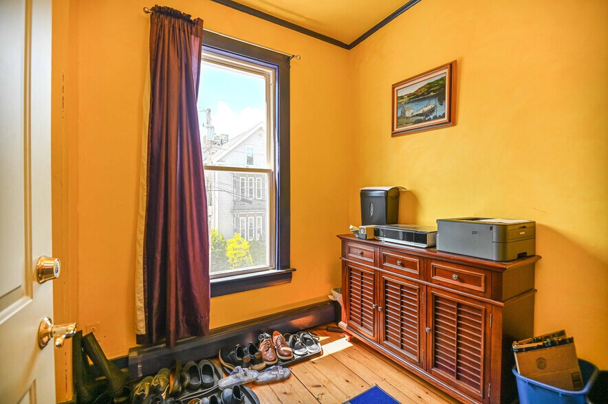 Entry Room/Mud Room - 95 Beckett St