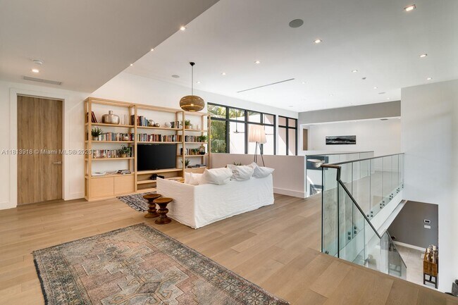 Building Photo - 4094 Park Ave