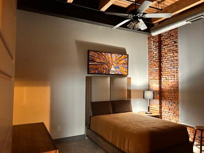 Building Photo - 570 S Front St