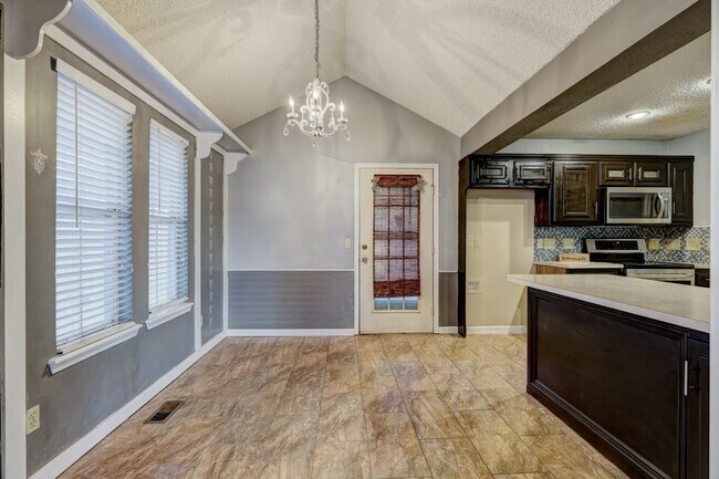 Building Photo - 3 Bed 2 Bath in OKC!
