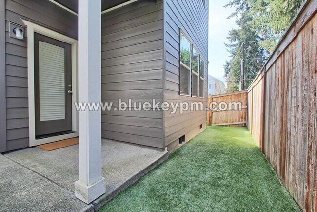 Building Photo - 3 Bed, 2.5 Bath Home Near Van Mall/ Raymond Shaffer Comm Park / Walnut Grove Elem