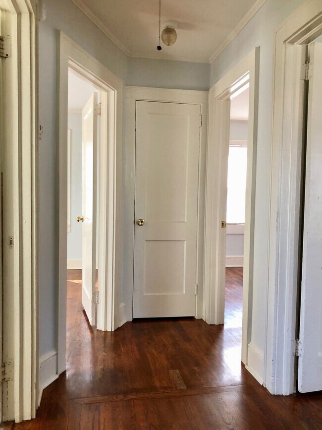 Building Photo - Adorable Bungalow with 2BR/1BA in Greer - desirable neighborhood in Greenville County - close to ...
