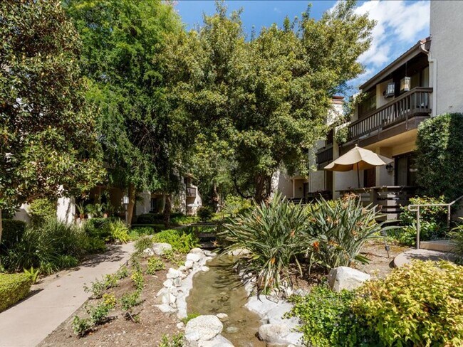 Building Photo - Spacious 3Beds+2.5Baths Townhouse With A B...