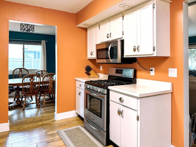 Building Photo - Beauitful Spacious Home