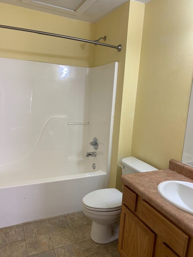 Building Photo - $300 OFF OF YOUR FIRST MONTHS RENT!!! 2 Bedroom Apartment for Lease - 1 Mile from University of A...