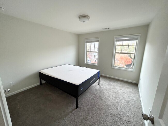 Guest bedroom #1 - 4697 Pine St SE