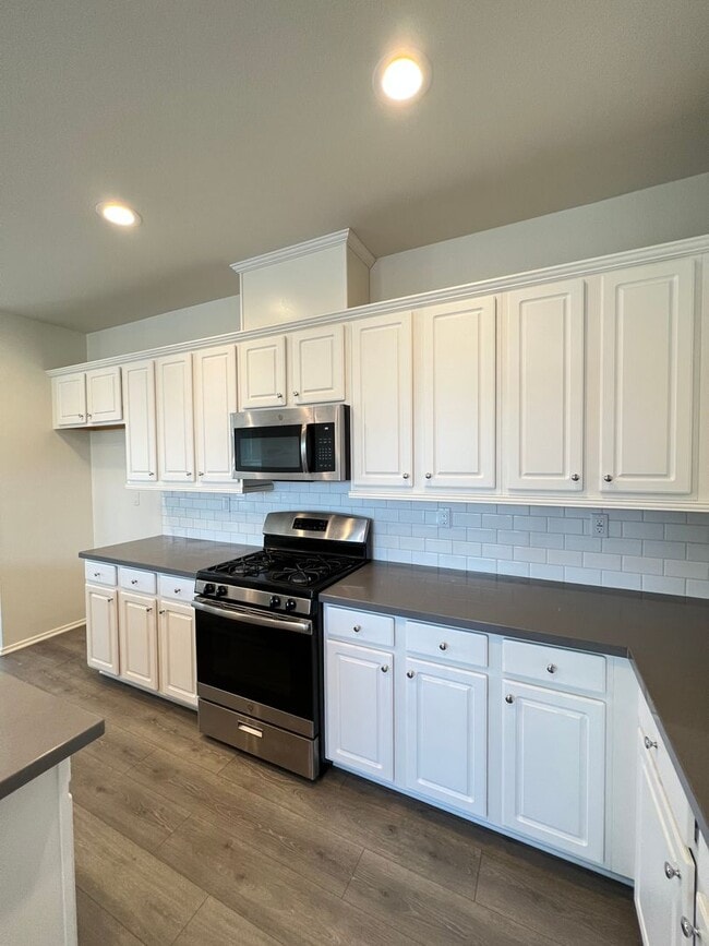 Building Photo - *DEPOSIT MOVE IN* Beautiful 2 Bedroom 2 Ba...