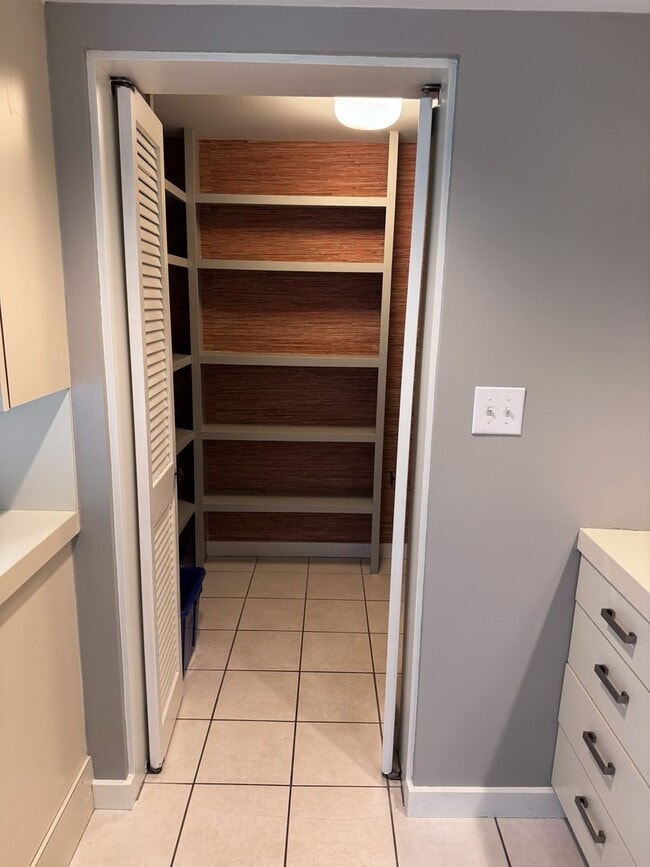 Building Photo - 3 bed 2.5 bath with the perfect blend of c...