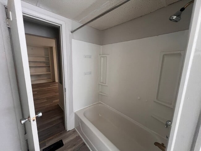 Building Photo - Carnegie - 1 Bedroom 1 Bathroom - Updated ...