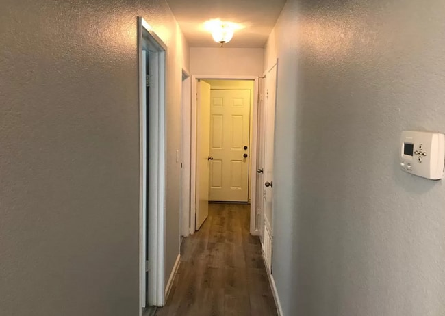 Building Photo - Close to freeway and shopping