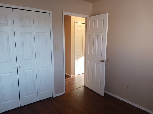 Building Photo - AFFORDABLE & CUTE!