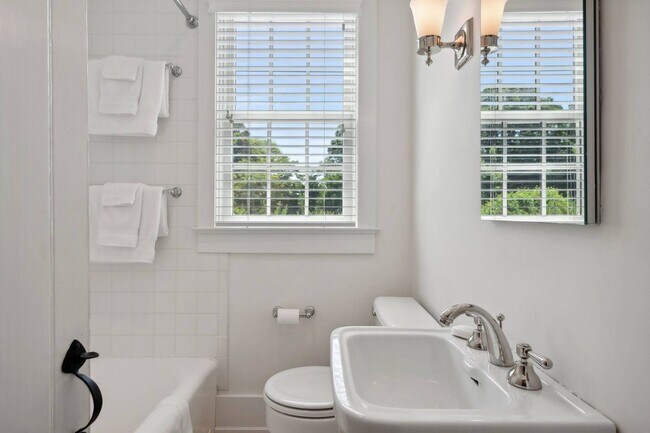 Building Photo - 35 Harris Ln