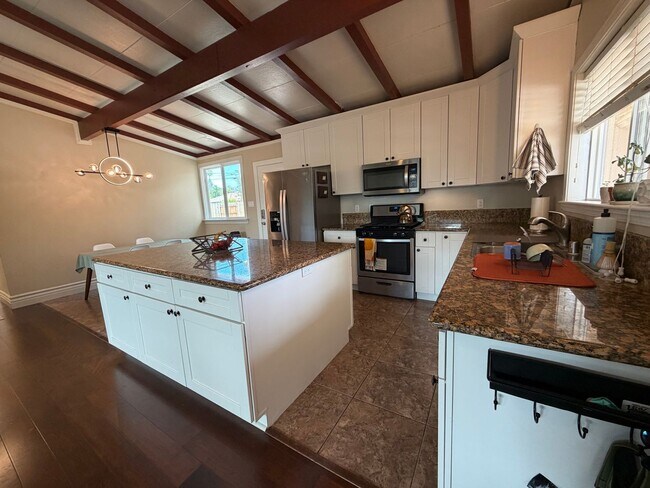 Building Photo - Cute 3 bedroom house in