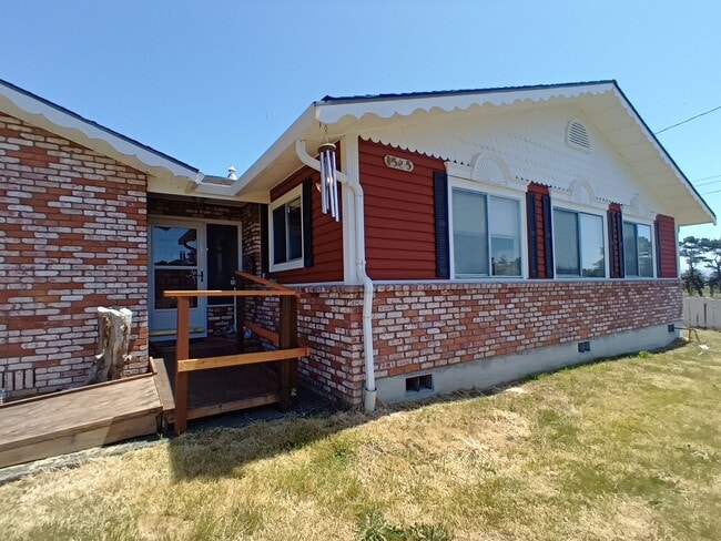 Building Photo - Custom House in McKinleyville with a View!