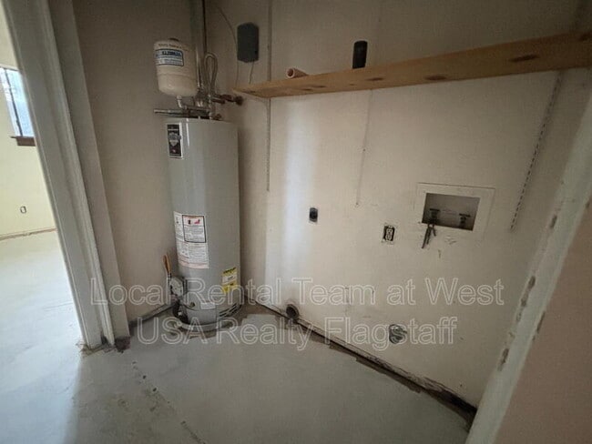 Building Photo - 4513 E Hollygreen Rd