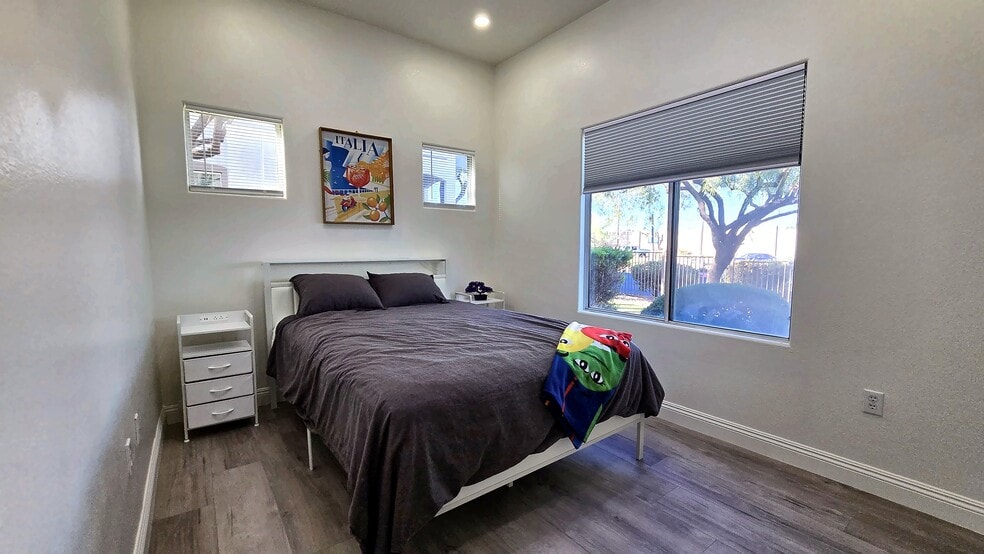 Building Photo - 2305 W Horizon Ridge Pky