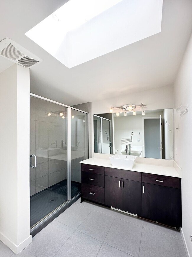Building Photo - 3bd/2ba Seattle Townhome