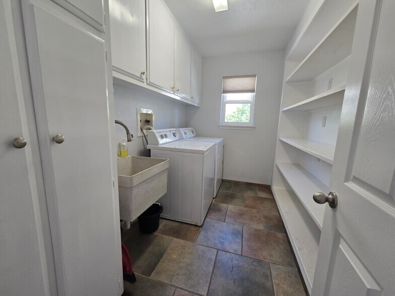 Laundry - 8909 Hilton Ave NE