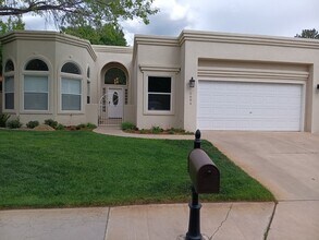 Building Photo - 3 Bedroom, 2 Bathroom Home! Schedule a Showing Soon!