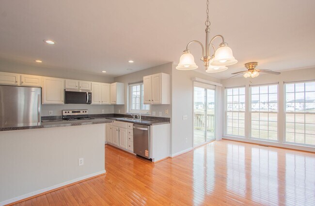 Building Photo - Great Views Overlooking the Golf Course - Large 3 Bedroom End unit TownHouse