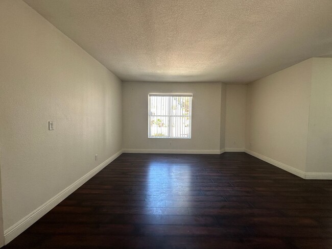 Building Photo - 1st Floor Condo!