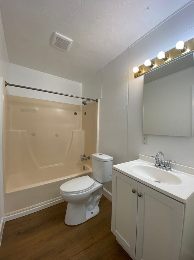 Building Photo - LIMITED TIME SPECIAL 1ST MONTH RENT FREE - 3 Bedroom Single Family Home in Elkhart!