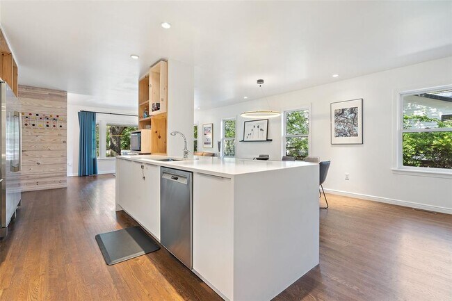 Building Photo - 2202 Montclaire St