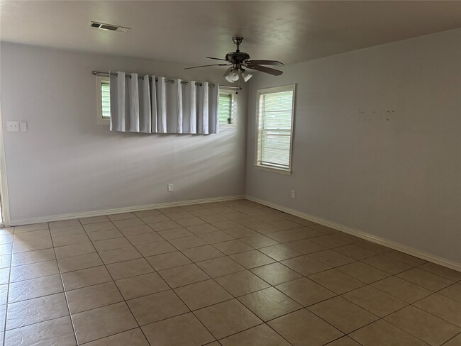 Building Photo - 11 Manor Way