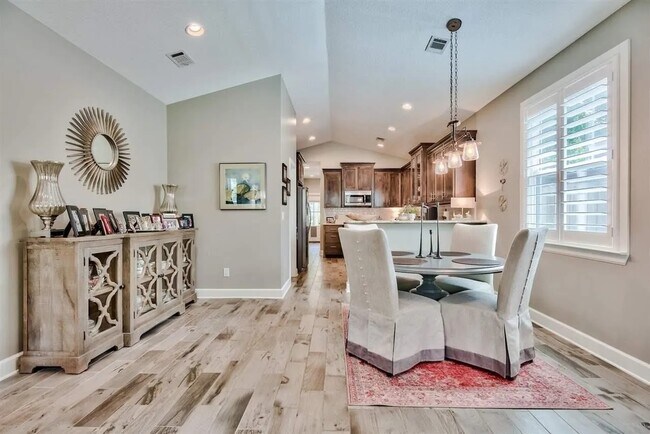 Building Photo - 1121 E Maxwell St