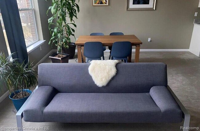 Building Photo - 76 W Bethune St