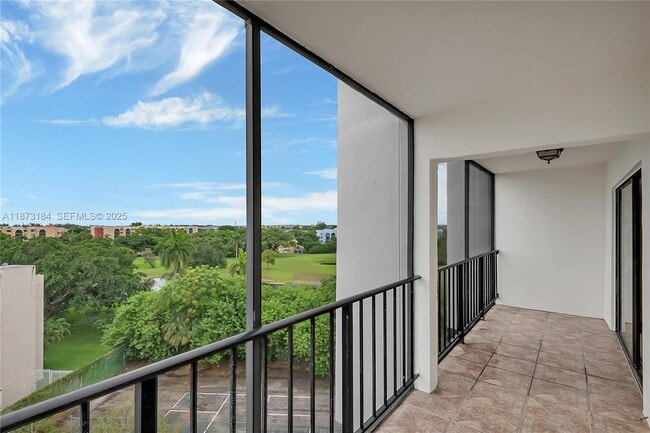 Building Photo - 9682 Fontainebleau Blvd