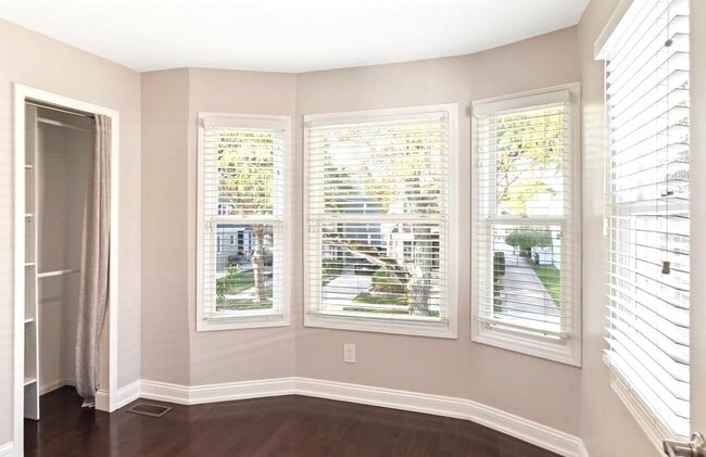 Building Photo - 986 Smith Ave