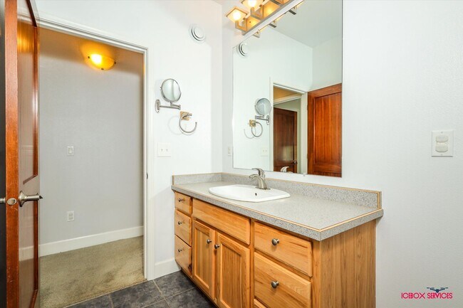 Building Photo - 2 BD, 2 BA Single-Family with Airstrip acc...