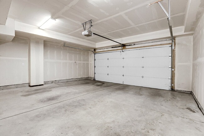 Building Photo - $3,300.00 - 2 Bedroom, 2.5 Bathroom, Rooft...
