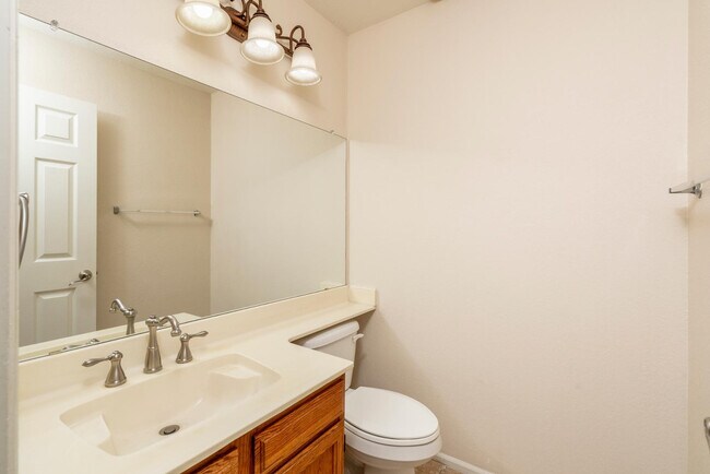 Building Photo - 1656 N Sierra Vista Dr