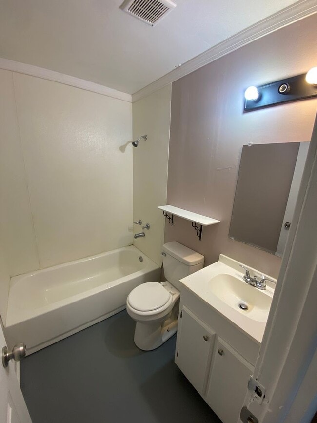 Building Photo - Spacious 4-Bedroom Home – Section 8 Welcome!