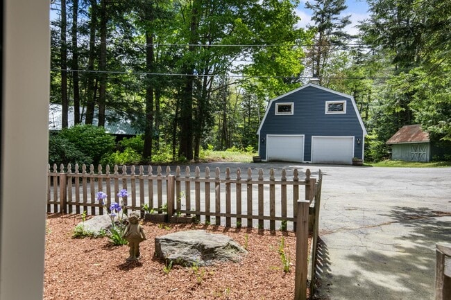 Building Photo - 6 Paquette Ln
