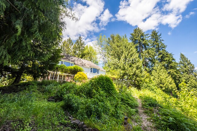 Building Photo - Riverfront Perfection with this Charming 3 Bedroom Lake Oswego Home!