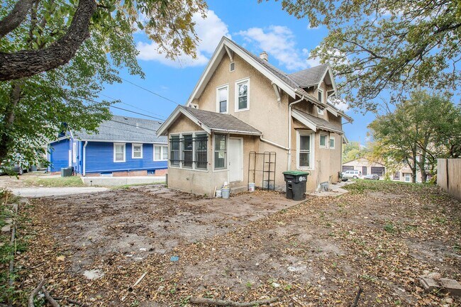 Building Photo - 3 bed/1.5 Bath Single Family Home