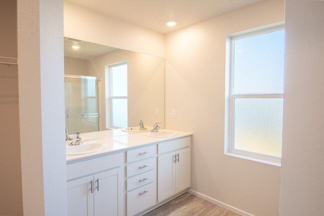 Building Photo - Beautiful newer construction 4 bed, 2.5 ba...
