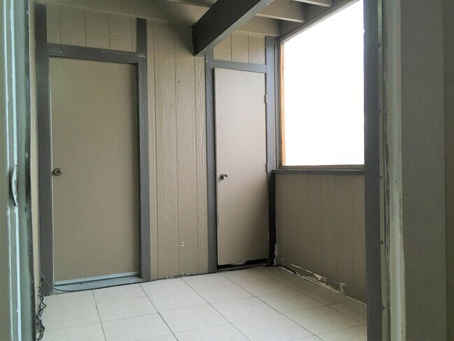 Building Photo - SPACIOUS 2 BEDROOM / 2 BATHROOM CONDO AVAILABLE $1,650.00 PER MONTH