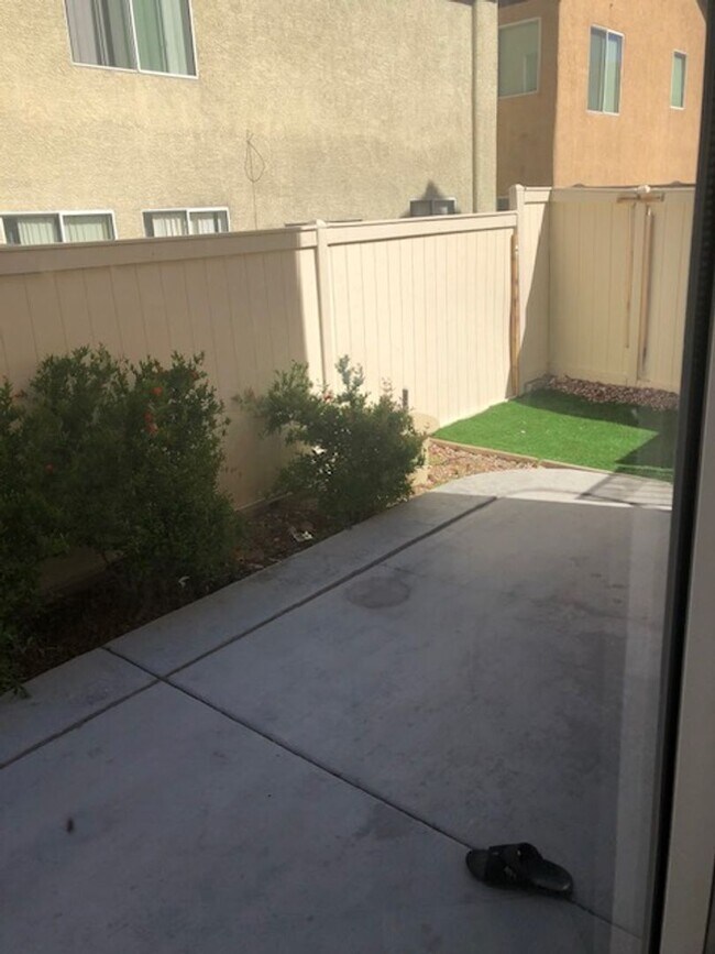 Building Photo - Expansive 3 Bedroom Treat with 2+ Bonus Ro...