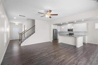 Building Photo - Like New Home in Sage Creek!
