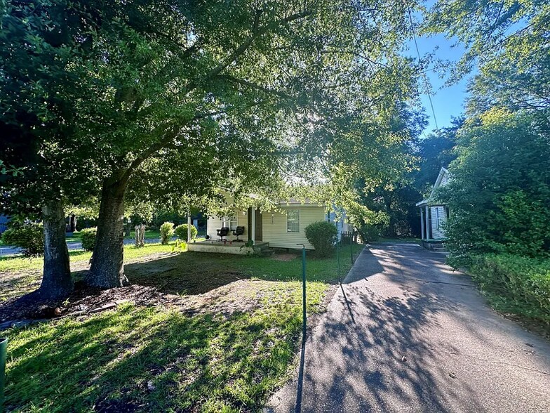 Building Photo - 1096 Fountain St