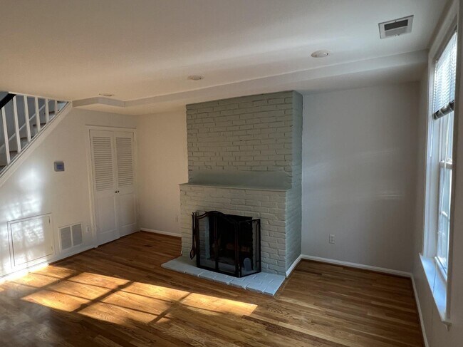 Building Photo - 726 6th St NE