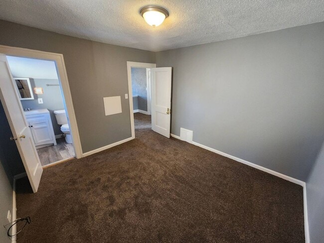 Building Photo - Charming 5-Bedroom Property in Prime Location